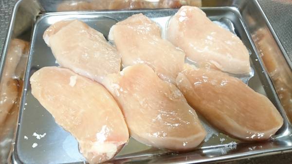 鶏胸肉はそぎ切りにし、aの酒と塩をもみ込んで、片栗粉をうすくまぶす。