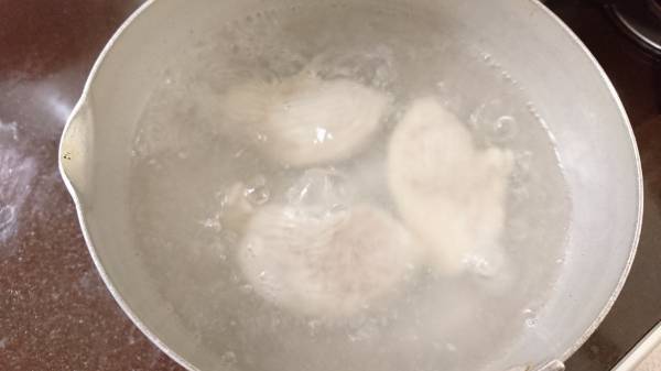 鍋に湯を沸かし、1の鶏肉を茹で、火が通ったら水にとる。