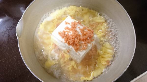 aの水溶き片栗粉でとろみをつけ、鮭フレークを加える。よく溶いた卵をゆっくり流し入れる。