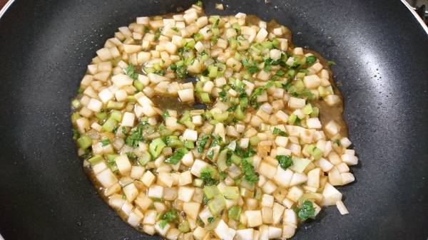 フライパンに油を引き、根を加えて中火で2分炒める。葉とaの調味料を加え、1分ほど炒めて取り出す。