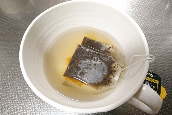 カップに熱湯と紅茶を入れて蓋をして2～3分置く。