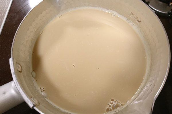 小鍋に豆乳を入れ、沸騰直前まで温め、aと1を加えて混ぜる。