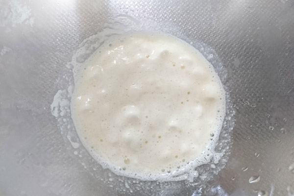 ボウルに1のマシュマロと豆乳を入れ、レンジ500wで1分加熱する。マシュマロが溶けるまでかき混ぜる。