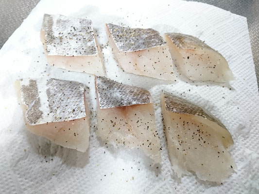 白身魚は1切れを3等分に切ってから水気を拭き取り、塩・こしょうを振る。玉ねぎは、ざく切りにする。