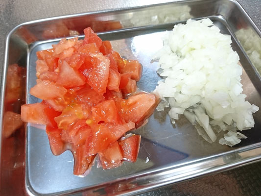 鶏ささみ缶は汁気を切っておく。トマトは1.5cm角、玉ねぎはみじん切りにする。