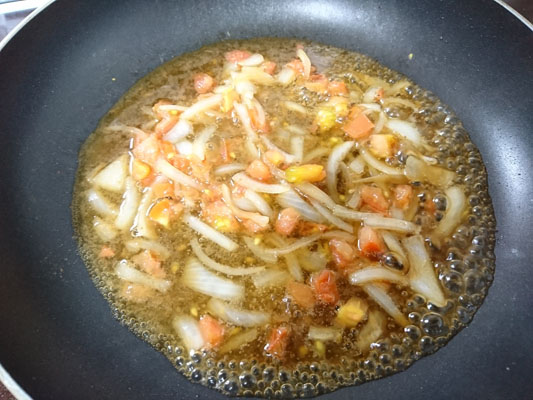 2のフライパンで、玉ねぎを炒める。さらにトマトを加えてサッと炒める。混ぜ合わせたaを入れて、とろみがつくまで煮る。