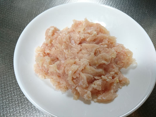 豆腐は食べやすい大きさに切る。ひき肉に生姜汁をからめておく。