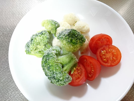 冷凍野菜はそのまま、ミニトマトだけ半分に切る。