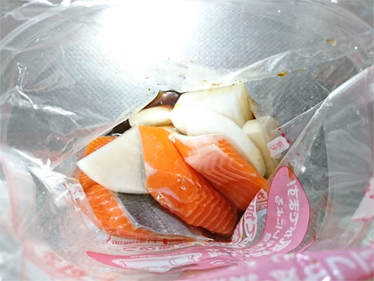 圧力調理バッグに、鮭と大根、aの調味料を加え、ジッパーを閉める。