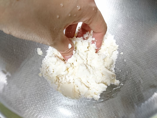 ボウルに白玉粉を入れ、豆腐は水切りをせず、そのまま加える。豆腐を崩しながらよく練り混ぜる。