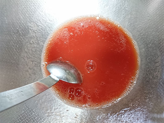 aのゼラチンと水をあわせてふやかす。レンジ600wで20秒加熱し、トマトジュースと混ぜ合わせる。カップに入れて、冷蔵庫で冷やし固める。