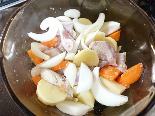 テフロン加工のフライパンに、1の鶏肉を入れて、両面軽く焼く。2の野菜類とだし汁、aの調味料を加えて中火で煮る。