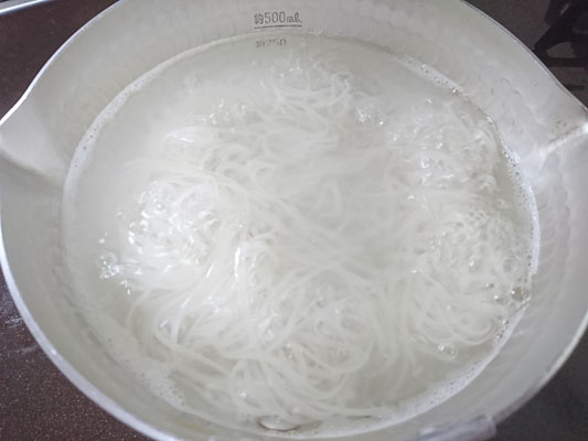 梅干しは軽く叩き、砂糖を加えて混ぜ合わせておく。米麺は茹でて、水気をしっかり切っておく。