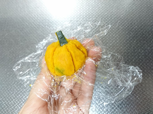 1の1/3量ほどを飾用にとっておく。残りのかぼちゃに分量外の水を大さじ1強加えてのばす。