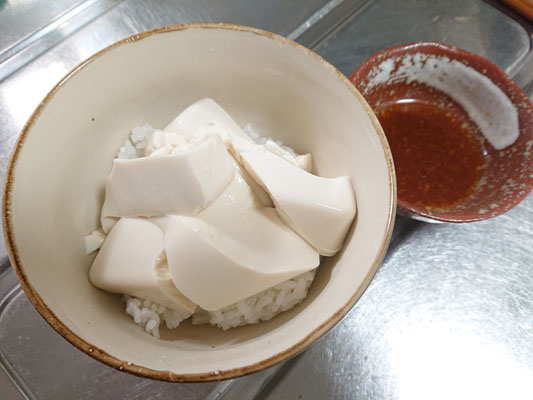 ご飯の上に、水気を切った豆腐をスプーンですくってのせる。aを上から回しかけ、大葉を散らす。
