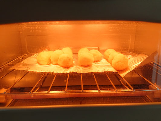 食べやすい大きさに丸めたものを10～12個程度作る。ホイルに並べ、トースターで表面を軽く焼く。