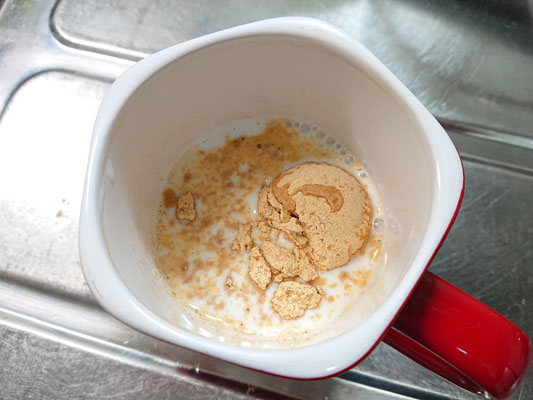 マグカップに豆乳ときな粉を入れて、よく混ぜる。