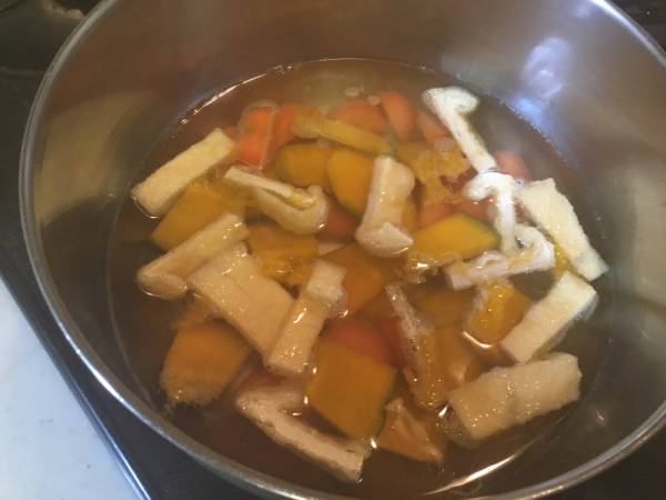 鍋に水を入れ、だしの素を加え、1の油揚げ、2のかぼちゃ、にんじんを加えて柔らかくなるまで煮る。軟らかくなったら、3の砕き大豆を加え、さらに煮込む