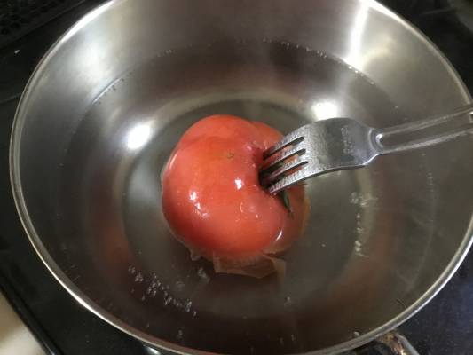 トマトは、へたと逆の部分に十字を入れ、熱湯の中にさっととおし、すぐに水に取り、湯むきをする。
湯むきができたら、ヘタの部分は取り除いておく