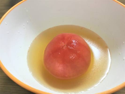 2の中に、塩・胡椒を少々入れて味を調え、その中に1のトマトを入れ、もう一度ラップをして、500Wで3分加熱する。