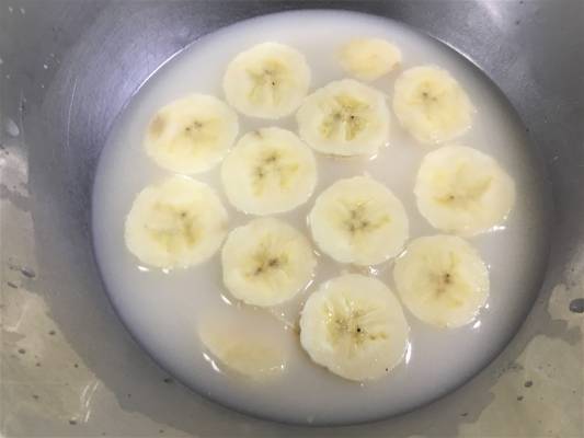 バナナは、5～7mm程度の小口切りにし、すぐに甘酒のボールの中に入れる。