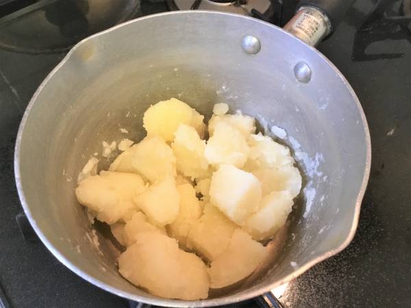 乱切りにしたじゃがいもを、塩をひとつまみ入れたお湯で、軟らかくなるまでゆでる。ゆであがったら、お湯を捨て、鍋をゆらし、粉ふきいもを作る。