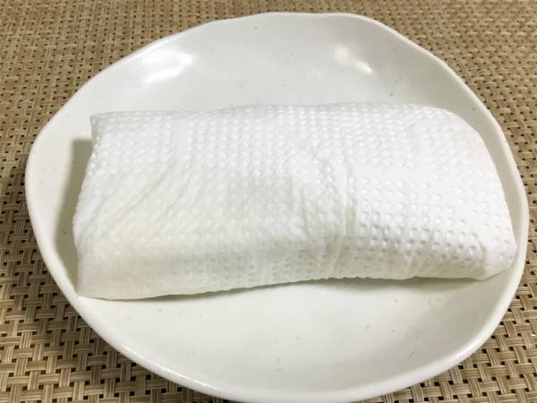 豆腐はペーパータオルに包んでお皿にのせ、電子レンジ500Wで1分加熱し、水切りをする。