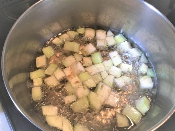 鍋に水とだしの素を入れ、水気を切った①を加え、やわらかくなるまで煮る。