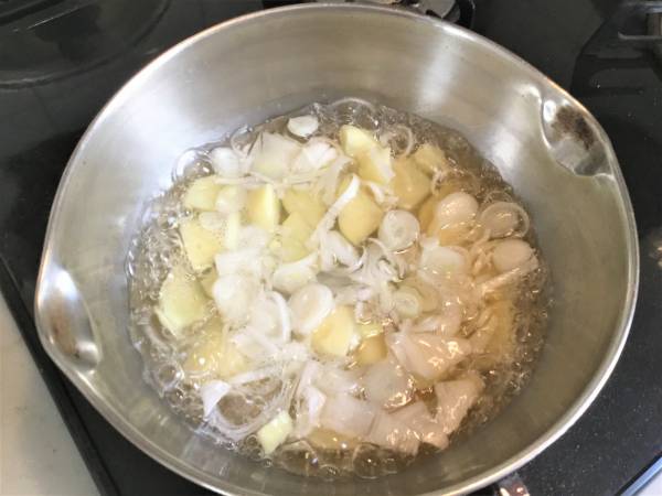 鍋に、水、1の具材、顆粒コンソメを入れ、やわらかくなるまで煮る。