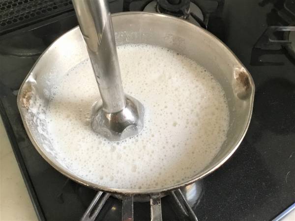 2の具材がやわらかくなったら、アーモンドミルクを入れ、ミキサーで滑らかになるまで撹拌する。
