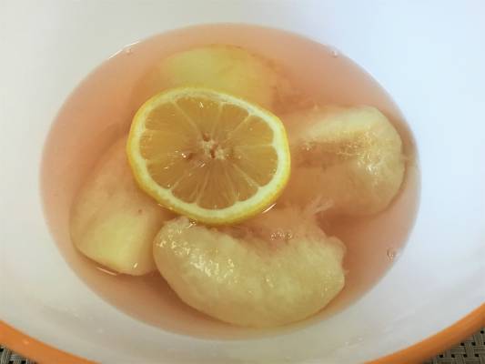 3の粗熱がとれたら、桃の皮を取り除き、冷蔵庫で冷やす。