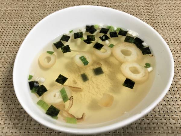 「松茸の味お吸いもの」に熱湯を200ml注ぎ、お吸い物を作る。