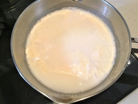 3の中に湯葉を入れてひと煮立ちしたら、その中にすりおろしたかぶを入れる。さらにひと煮立ちさせ、すりおろした生姜の半分量の汁を入れる。片栗粉を同量の水で溶いて水溶き片栗粉を作り、汁の中に入れてとろみをつける。