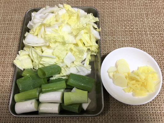 白菜は、ざく切り、生姜は皮を剥き千切り、にんにくはスライスする。米は水洗いしておく。
