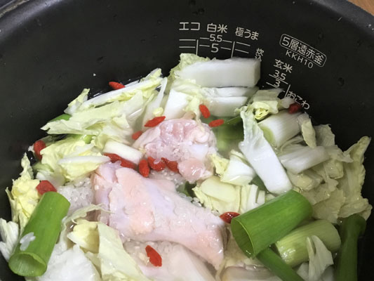 炊飯器の中に水2.5カップと鶏がらスープの素、1と2、調味料を入れ、炊飯モードでスイッチを入れる。