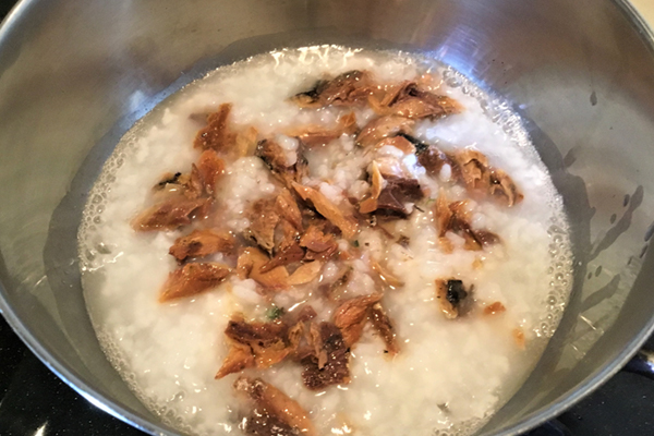 さばを缶から取り出して骨を取り除き、ほぐす。鍋に白がゆを入れ、さらに、ほぐしたさばも入れ、沸騰するまでサッと煮る。
