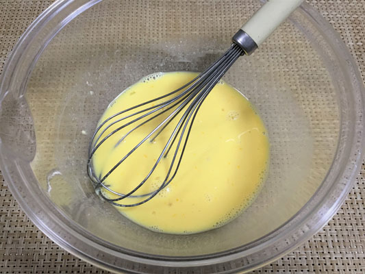 ボールに卵黄と豆乳を入れ、その中に砂糖と薄力粉も加えて、よく混ぜ合わせる。