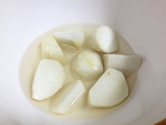冷凍の里芋を耐熱容器に入れ、電子レンジ500Wで2分加熱する。