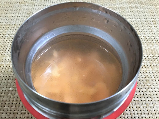 スープジャーにご飯と2を入れ、沸騰させたお湯を1カップ入れ、蓋をして1時間放置する。