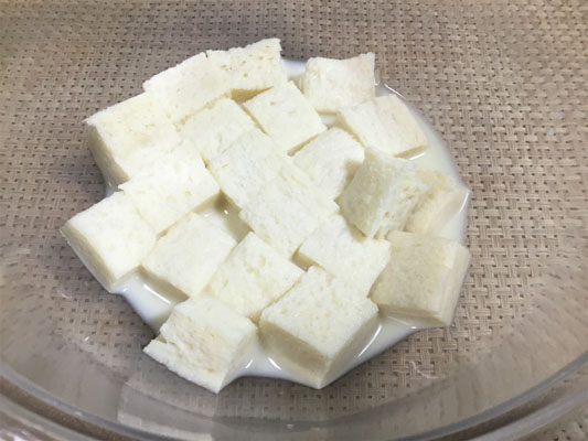 耐熱ボウルに豆乳と水と砂糖を入れてよく混ぜ、その中に1を入れる。