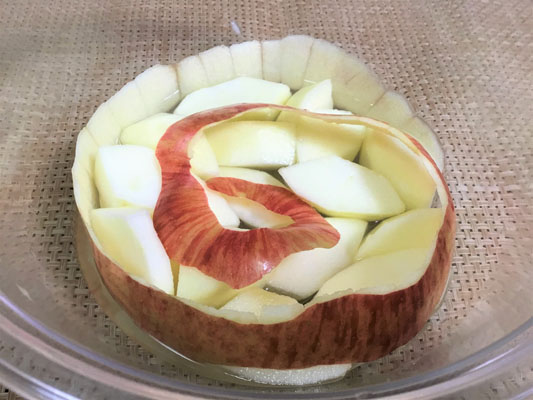 りんごは、皮をむき、横向きの櫛型に切る。1のボウルに切ったりんごを入れ、ラップをして、500wで4分加熱する。