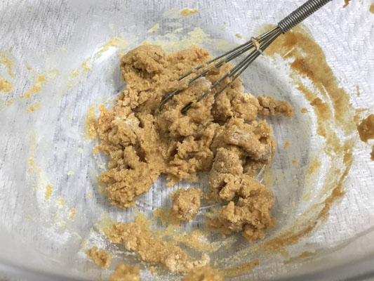 薄力粉、きな粉、砂糖、ヨーグルトを混ぜ合わせ、ポリポロのそぼろ状にする。
