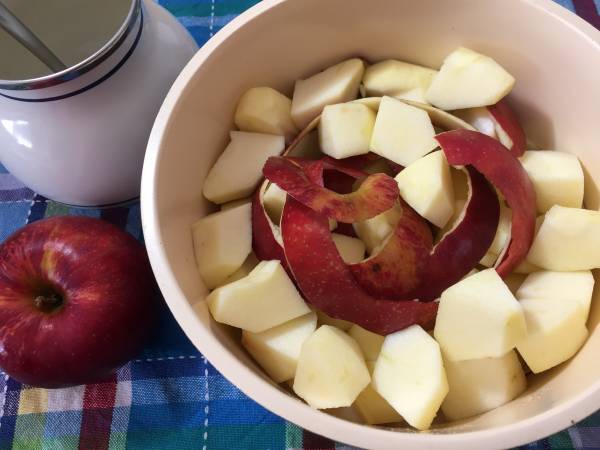 りんごのフィリングを作る
①りんごは皮をむき（2個分とっておく）、8等分して芯を除いてさらに半分に切る。　
②厚手の鍋（セラミックかホーローなど）にりんごと皮をいれ、グラニュー糖をまぶして10分ほど置き、水分がにじんだら中火にかける。　
③沸騰したら混ぜながら火を通し、写真の状態に煮あげる。皮は鍋にへらで押し付けてしぼり、取り除いておく。