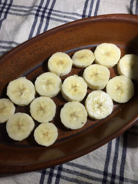焼き上げる
①耐熱容器にスライスしたバナナを並べ（厚みはお好みで）、クランブルを振りかける。220℃で10分、180℃で10分焼く。
お好みで食べる直前に、シナモンシュガーやメープルシロップをかけても美味しい！

焼き立てはさくさく、冷めるとクランブルがバナナとなじんでしっとりします。バナナ以外の酸味のある果物と合わせるときは、カットした果物にグラニュー糖を大さじ1～2杯まぶしてからお試しください。