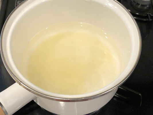 鍋に水と鶏ガラスープの素を入れ、火にかける。