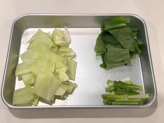 キャベツはざく切り、小松菜は食べやすい大きさに切り、葉と茎を分けておく。