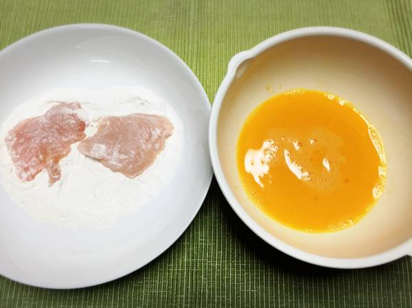 2の鶏胸肉に米粉を薄くまぶし、溶きほぐした卵をつける。
