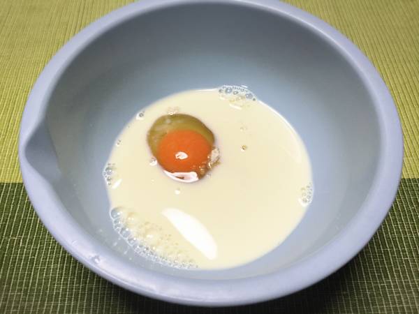 ボウルに卵、豆乳、砂糖を混ぜ合わせる。しっかり混ざったら、米粉をダマにならないように少しずつ加えて混ぜ合わせる。