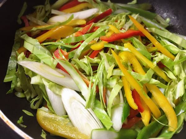 フライパンに油をしき、切った野菜を炒める。