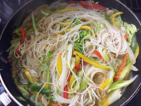 スープが沸騰したら、麺と野菜を混ぜ合わせ、もう一度蓋をして4〜5分蒸し煮する。